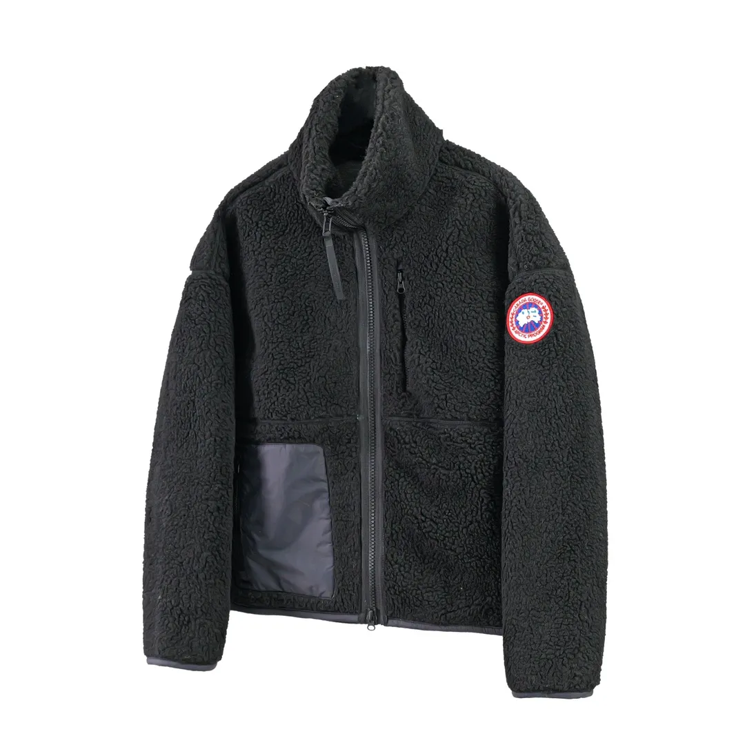 P620 Canada Goose/Canada Goose Shearling Jacket Simcoe Shearling Zip Jacket is made from Kind artificial long-hair sherpa, our new generation of wool fleece that helps keep the earth cold and the people on it warm. It features dropped shoulders, a high collar and an adjustable waist hem with internal drawstrings. Standard embroidery color label; top-quality goose Simcoe lambskin Color: Apricot Pink Black Gray White Army Green Size: S M L